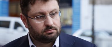 Ζαχαριάδης για τις χρεώσεις των τραπεζών: «Μεγάλη απάτη, μεγάλη ντροπή»