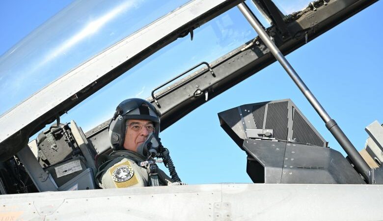 Ο Δένδιας πραγματοποίησε πτήση πάνω από το Αιγαίο σε σχηματισμό F-16 Viper της 340 Μοίρας