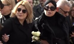 Συντετριμμένη η Άντζελα Δημητρίου στην κηδεία της μητέρας της
