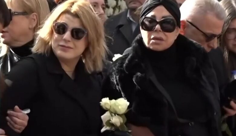 Συντετριμμένη η Άντζελα Δημητρίου στην κηδεία της μητέρας της