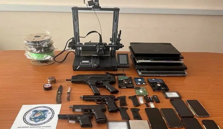 Τέσσερις νέοι 19 και 20 έτων στη Σάμο κατασκεύαζαν όπλα με τη χρήση τρισδιάστατου εκτυπωτή και τα πωλούσαν