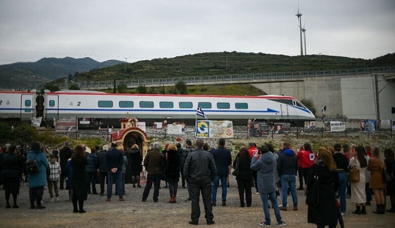 Τραγωδία στα Τέμπη: Βαριά ατμόσφαιρα στο τρισάγιο στο σημείο του σιδηροδρομικού δυστυχήματος