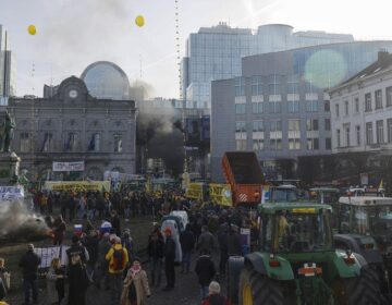 Οι αγρότες επιστρέφουν με τα τρακτέρ τους στις Βρυξέλλες