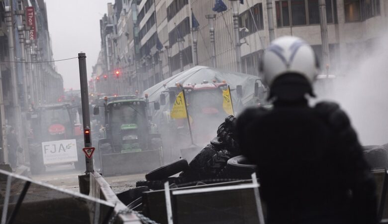 Ένταση στις Βρυξέλλες ανάμεσα σε αγρότες και δυνάμεις της Αστυνομίας έξω από το κτίριο του Ευρωπαϊκού Συμβουλίου