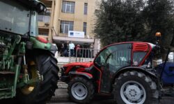 Οι αγρότες απέκλεισαν με τρακτέρ το Τελωνείο Λάρισας και πέταξαν σανό