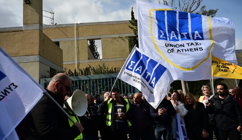 Άκαρπη η συνάντηση των αυτοκινητιστών ταξί στο υπουργείο Μεταφορών – Προειδοποιούν με νέες κινητοποιήσεις