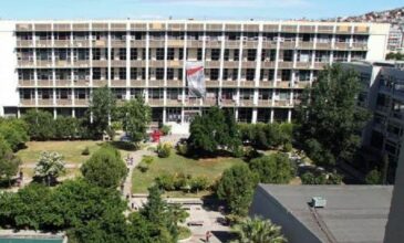 Τραγωδία στα Τέμπη: Μεσίστιες οι σημαίες την Τετάρτη στο Αριστοτέλειο Πανεπιστήμιο Θεσσαλονίκης