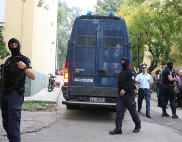 Κατηγορίες για πέντε κακουργήματα αντιμετωπίζουν οι 74 συλληφθέντες για τα επεισόδια έξω από το γήπεδο του Παναθηναϊκού