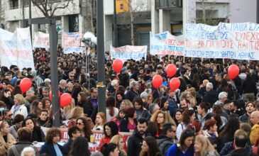 Σε εξέλιξη οι συγκεντρώσεις ανά την Ελλάδα για τα Τέμπη – Πορείες με κόκκινα μπαλόνια για τα θύματα