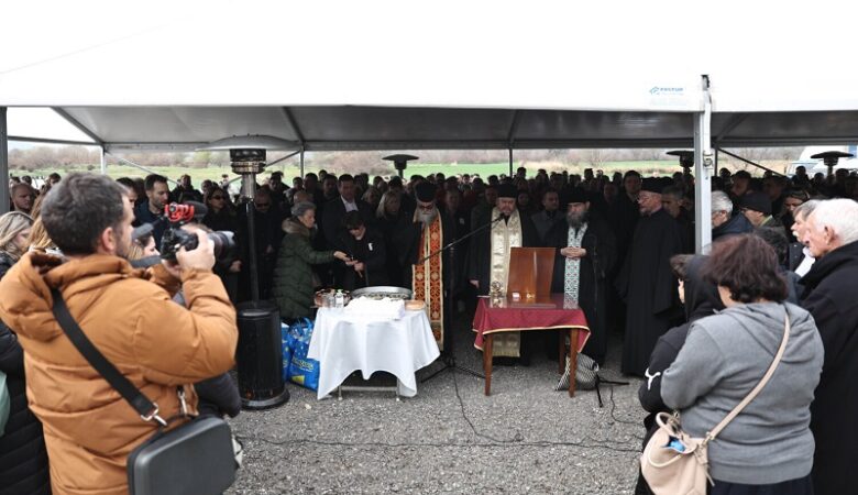 Ανείπωτος θρήνος στο μνημόσυνο στο σημείο της σιδηροδρομικής τραγωδίας στα Τέμπη