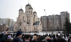 Αλεξέι Ναβάλνι: Χιλιάδες υποστηρικτές του συγκεντρώθηκαν στην εκκλησία για τη νεκρώσιμη ακολουθία