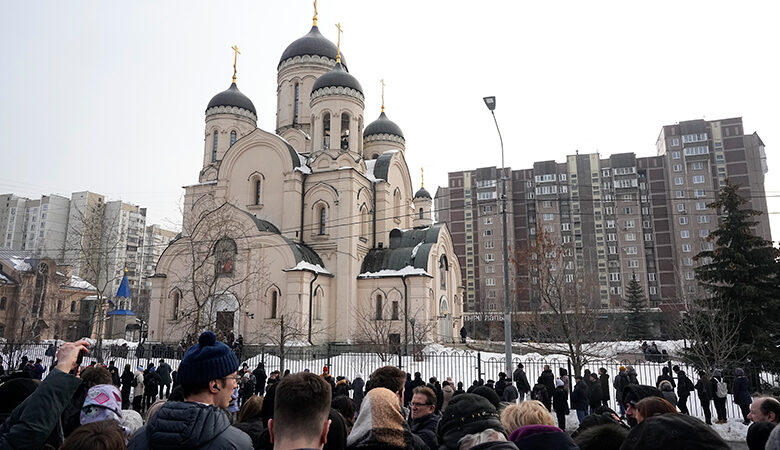 Αλεξέι Ναβάλνι: Χιλιάδες υποστηρικτές του συγκεντρώθηκαν στην εκκλησία για τη νεκρώσιμη ακολουθία