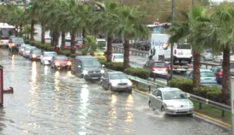 Διακόπηκε η κυκλοφορία στην Παραλιακή προς Πειραιά λόγω πλημμύρας