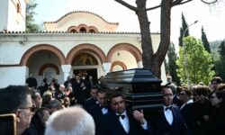 Πλήθος κόσμου στην κηδεία του σπουδαίου ηθοποιού Ηλία Λογοθέτη