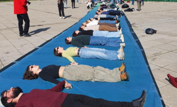Αποτύπωση των 57 θυμάτων των Τεμπών στην Θεσσαλονίκη σε πανό 102 μέτρων με την τεχνική της κυανοτυπίας