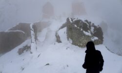 Ένας έφηβος νεκρός και 5.000 άνθρωποι αποκλεισμένοι από το χιόνι στη βορειοανατολική Ιταλία