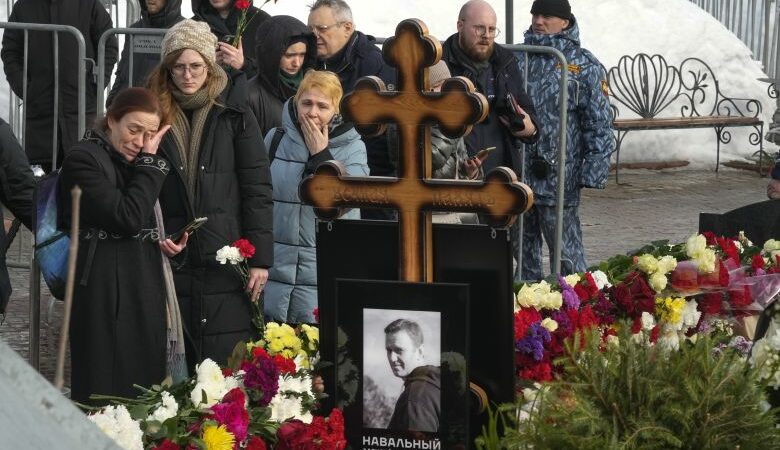 Έγιναν συλλήψεις μετά την κηδεία του Ναβάλνι, αναφέρουν Ρώσοι ακτιβιστές