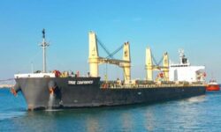 Ελληνόκτητο φορτηγό πλοίο χτυπήθηκε από πυρά στον Κόλπο του Άντεν – Πληροφορίες για τρεις αγνοούμενους ναυτικούς