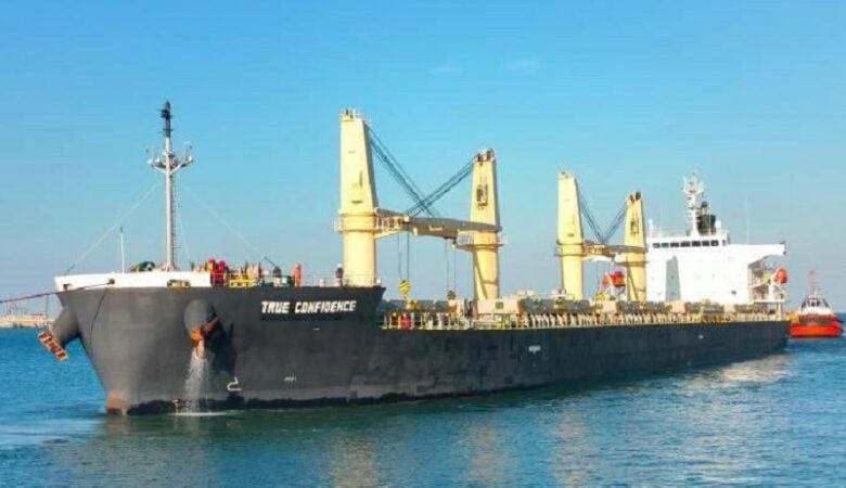 Ελληνόκτητο φορτηγό πλοίο χτυπήθηκε από πυρά στον Κόλπο του Άντεν – Πληροφορίες για τρεις αγνοούμενους ναυτικούς
