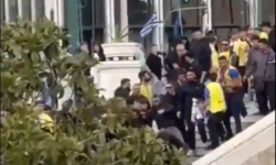 Βίντεο-ντοκουμέντο από τον ξυλοδαρμό του ανθρώπου που είχε παλαιστινιακή σημαία από τους οπαδούς της Μακάμπι στην Αθήνα