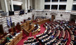 Με 159 «ναι», 129 όχι», 11 «παρών» και ένα… λάθος πέρασε από τη Βουλή το νομοσχέδιο για τα μη κρατικά πανεπιστήμια
