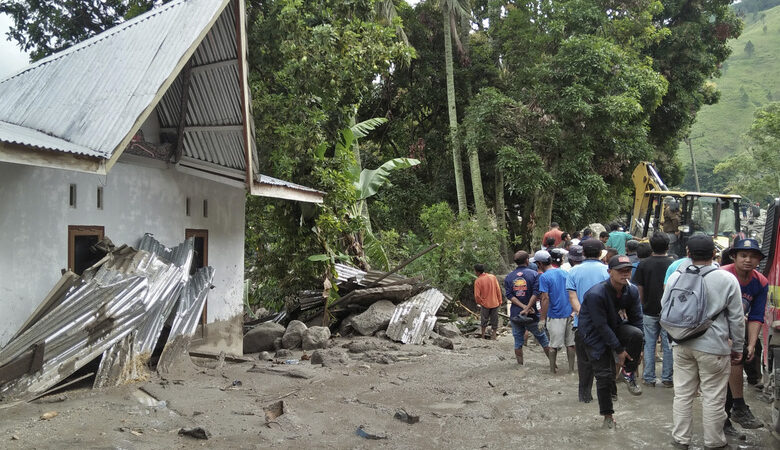 Τουλάχιστον 18 νεκροί και 5 αγνοούμενοι από πλημμύρες στο νησί Σουμάτρα της Ινδονησίας