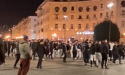 Ομοφοβική επίθεση στη Θεσσαλονίκη: Καταδίκασε ο δήμαρχος Στέλιος Αγγελούδης – Ελεύθεροι αφέθηκαν 11 ανήλικοι