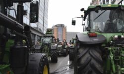 Τρακτέρ Βέλγων αγροτών έχουν αποκλείσει το αεροδρόμιο της Λιέγης