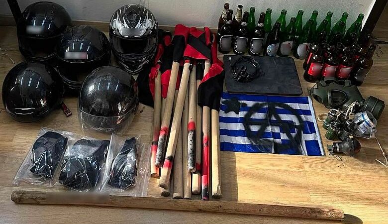 Ρόπαλα, κράνη, χειροβομβίδες και καμμένη ελληνική σημαία βρέθηκαν στην έφοδο της ΕΛΑΣ στην Πανεπιστημιούπολη
