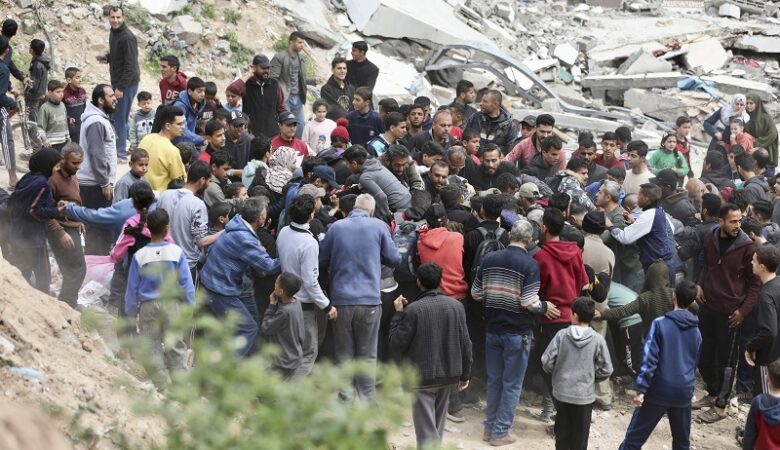 Κρίση στη Μέση Ανατολή: Εκατοντάδες χιλιάδες Παλαιστίνιοι φεύγουν από τη Ράφα