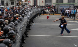 Συγκρούσεις ανάμεσα σε αστυνομικούς και διαδηλωτές στην Αργεντινή, παραμονή των 100 ημερών της προεδρίας του Χαβιέρ Μιλέι