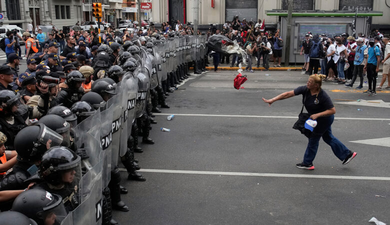 Συγκρούσεις ανάμεσα σε αστυνομικούς και διαδηλωτές στην Αργεντινή, παραμονή των 100 ημερών της προεδρίας του Χαβιέρ Μιλέι