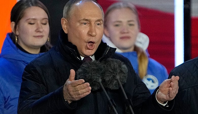 Αποθέωσαν τον Πούτιν στην Κόκκινη Πλατεία: Με κραυγές «Ρωσία! Ρωσία!» τον υποδέχτηκε το συγκεντρωμένο πλήθος