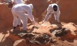 Φρίκη στη Λιβύη: Εντοπίστηκε «ομαδικός τάφος» με τουλάχιστον 65 πτώματα μεταναστών
