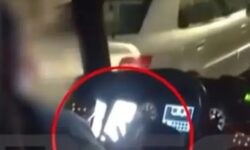Σε διαθεσιμότητα τέθηκε οδηγός λεωφορείου που μιλούσε στο κινητό και οδηγούσε με τους αγκώνες – Δείτε βίντεο