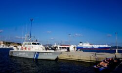 Έφοδος του Λιμενικού σε σκάφος στο Λαύριο με την συνδρομή της ΕΥΠ – Βρέθηκαν 3,75 εκατ. αναλγητικά χάπια