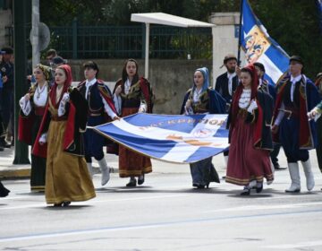 Οι μαθητές κράτησαν τις ελληνικές σημαίες ψηλά με αφορμή της εθνική επέτειο της 25ης Μαρτίου – Δείτε φωτογραφίες του News