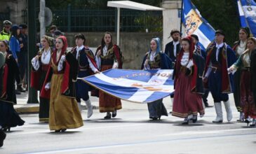 Οι μαθητές κράτησαν τις ελληνικές σημαίες ψηλά με αφορμή της εθνική επέτειο της 25ης Μαρτίου – Δείτε φωτογραφίες του News
