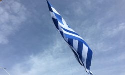 Ηράκλειο: Σημαία 1,5 στρέμμα υψώθηκε στο λιμάνι του Ηρακλείου