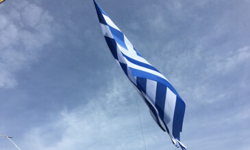 Ηράκλειο: Σημαία 1,5 στρέμμα υψώθηκε στο λιμάνι του Ηρακλείου