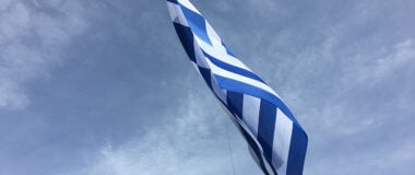 Κομοτηνή: Συνελήφθη άνδρας που κατέβασε την ελληνική σημαία από κτίριο και την έκαψε