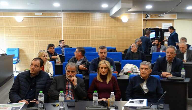 Τραγωδία στα Τέμπη: Ένταση στο Περιφερειακό Συμβούλιο Θεσσαλίας με γονείς θυμάτων και τον Κώστα Αγοραστό