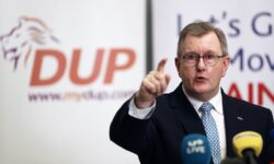 Παραιτήθηκε ο αρχηγός του Ενωτικού Κόμματος της Βόρειας Ιρλανδίας μετά τη δίωξη του για σεξουαλικά αδικήματα