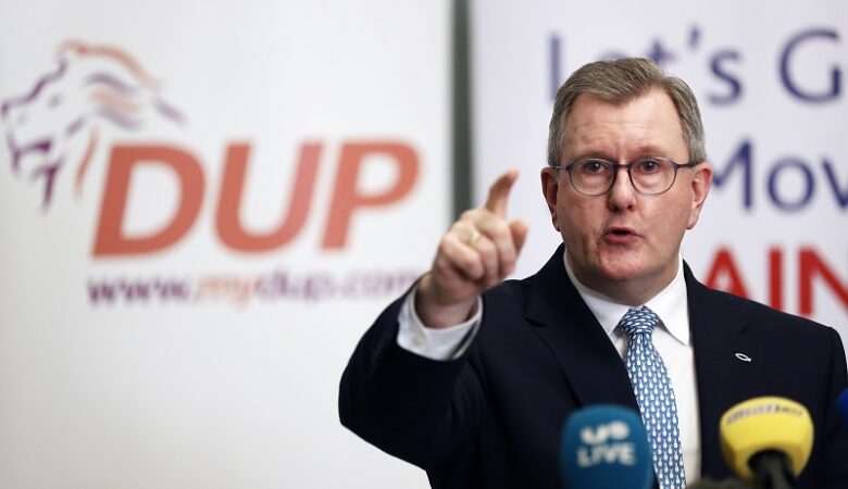 Παραιτήθηκε ο αρχηγός του Ενωτικού Κόμματος της Βόρειας Ιρλανδίας μετά τη δίωξη του για σεξουαλικά αδικήματα