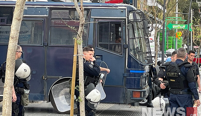 Ισχυρή δύναμη της αστυνομίας έξω από το Τμήμα στους Αγίους Αναργύρους μετά τη δολοφονία της 28χρονης – Εικόνες του News