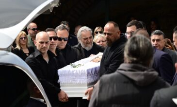 Συγκλονίζει ο πατέρας της 28χρονης Κυριακής Γρίβα – «Έχουμε πολλούς αστυνομικούς δίπλα στην νεκροφόρα, αλλά…»