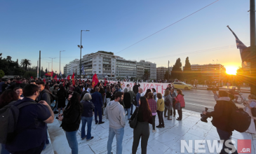 Διαμαρτυρία έξω από την Βουλή για την γυναικοκτονία στους Αγίους Αναργύρους – Εικόνες του News
