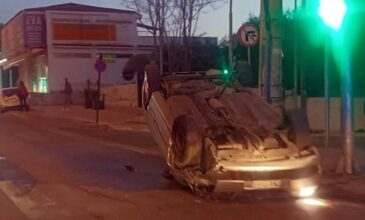Αυτοκίνητο αναποδογύρισε στη μέση του δρόμου στα Γλυκά Νερά