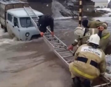 Ρωσία: Περισσότεροι από 4.000 άνθρωποι απομακρύνθηκαν από μια περιοχή στα Ουράλια μετά τη ρήξη φράγματος