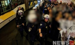 Αστυνομικός προκαλεί και βρίζει διαδηλωτή στη συγκέντρωση διαμαρτυρίας για την έμφυλη βία – «Έλα εδώ ρε μ…α»
